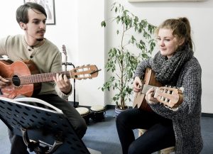 Gitarrenunterricht mit Jugendlichen