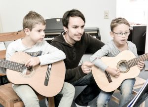 Gitarrenunterricht mit Kindern